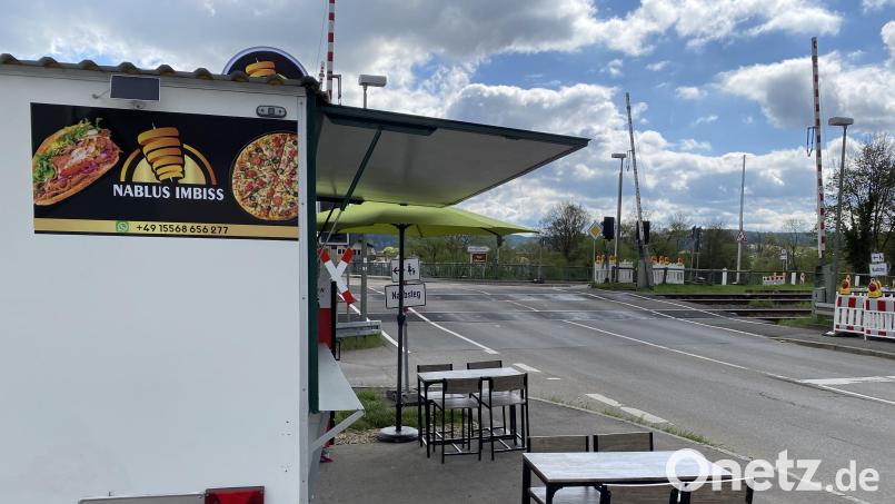 Der neue Nablus-Imbiss steht direkt neben dem Nabburger Bahnübergang. Bild: Sebastian Böhm