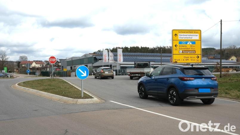 Diese Einmündung der SAD 9 in die B 85 bei Heselbach gehört bald der Vergangenheit an. Sie wird verlegt mit dem Ziel, die sogenannte Lohbauer-Kreuzung zu entschärfen. Bild: Hirsch
