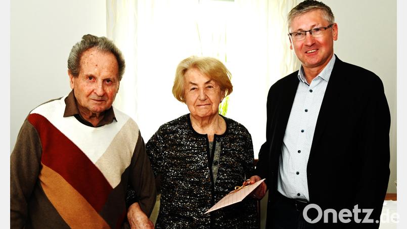 Ambergs 3. Bürgermeister Franz Badura (rechts) gratulierte den Eheleuten Erna und Konrad Schmid zur Eisernen Hochzeit. Bild: gf