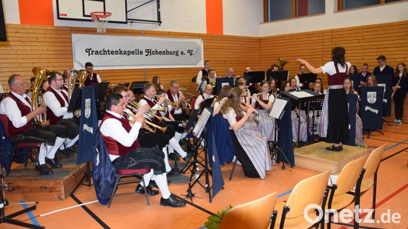 Das Frühjahrskonzert der Trachtenkapelle Hohenburg war der Auftakt ihres Jubiläumsjahres. Dirigiert haben Anja Paulus (Konzertkapelle) und Tanja Fruth (Jugendkapelle). Man feiert noch 50 Jahre Maifest und das 65-jährige Bestehen der Musikkapelle. Bild: bö