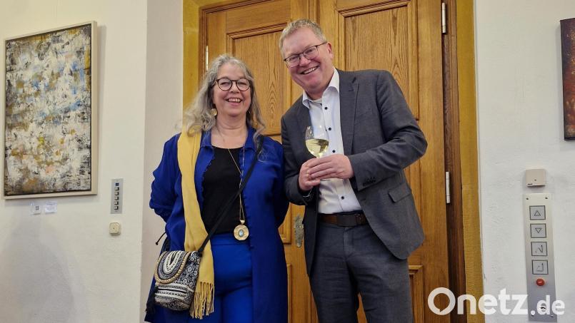Oberbürgermeister Michael Cerny eröffnet die Ausstellung von Künstlerin Annette Gut im Foyer des Rathaussaals. Bild: Anita Engelhart-Grahl