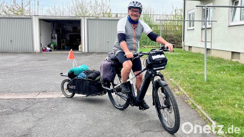 Das Gepäck sitzt, die Strecke ist geplant: Kurt Koreis (64) steht in den Startlöchern für seine E-Bike-Tour zum Nordkap. Die knapp 7000 Kilometer in den Norden und zurück will er auch für den guten Zweck radeln. Bild: Gabi Schönberger