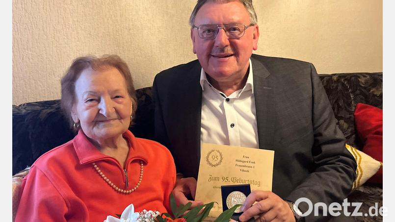 Vilsecks Bürgermeister Hans-Martin Schertl gratulierte der rüstigen Jubilarin Hildegard Fenk zum 95. Geburtstag. Bild: Stefanie Gradl