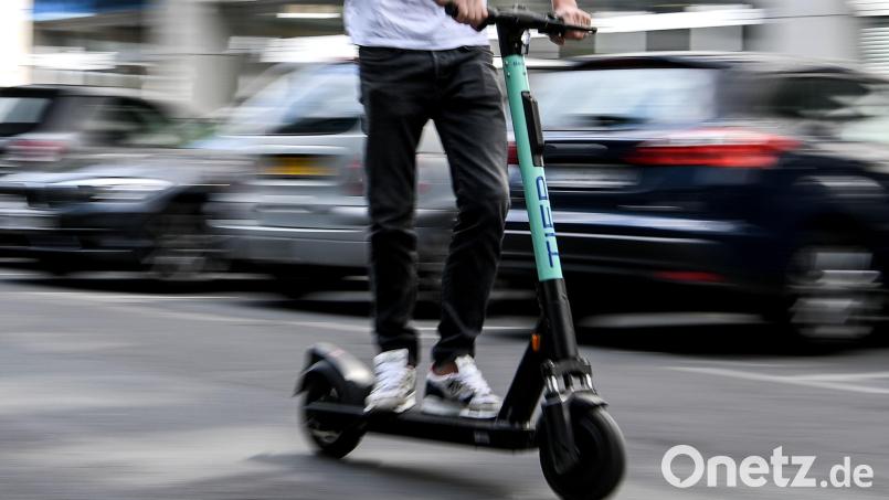 Gleich zwei gestohlene E-Scooter hatte ein Reisender in einem Zug von Nürnberg in Richtung Marktredwitz dabei. Symbolbild: Britta Pedersen/dpa