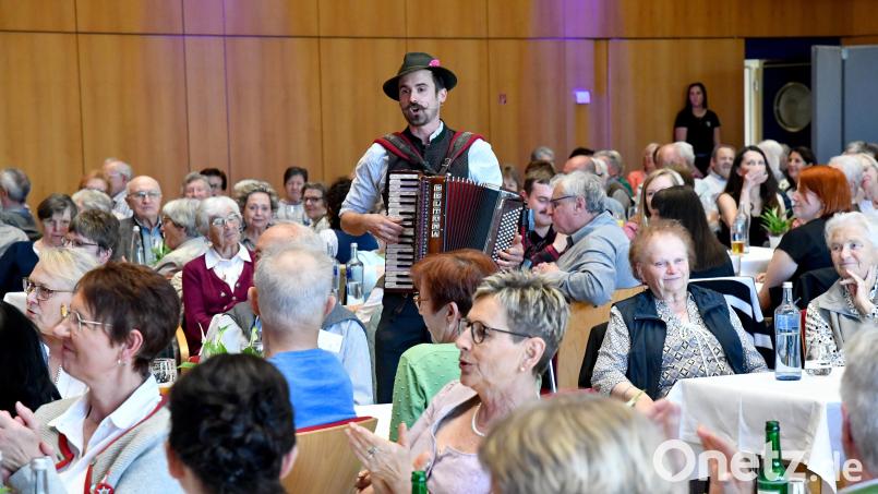 Florian Gröninger führte mit seinem Schifferklavier durch das Programm von &quot;Blech und Frech&quot; im Amberger Congress Centrum. Bild: Petra Hartl