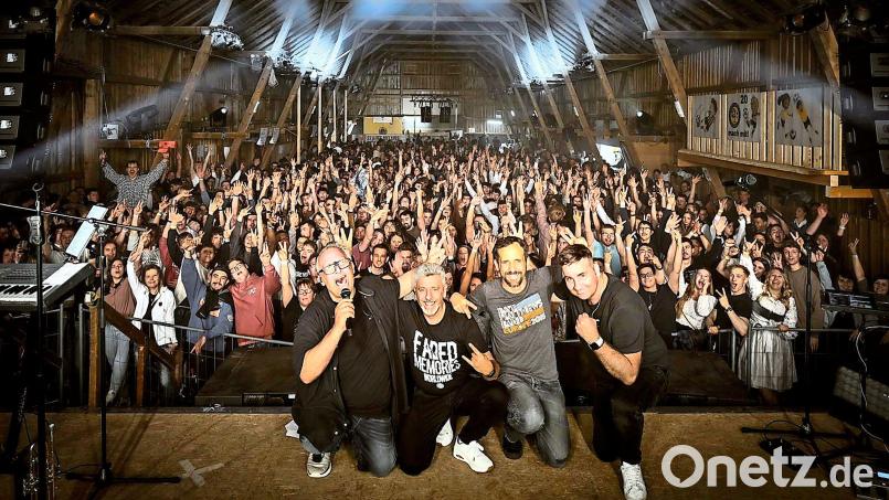 Radspitz in Bestform: Die bekannte Partyband sorgte im Poppenreuther Stodl bei mehreren Hundert Besuchern und Besucherinnen am Ostersonntag für beste Stimmung. Bild: Lars Rau/exb
