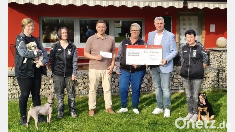 Die Vereinigte Sparkasse Eschenbach Neustadt Vohenstrauß unterstützt den Hundeverein Eschenbach mit einer Spende von 2500 Euro. Bild: Sparkasse