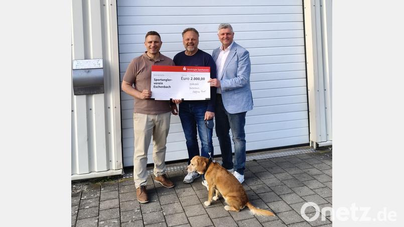Die Vereinigte Sparkasse Eschenbach, Neustadt Vohenstrauß übergibt eine Spende von 2000 Euro an der Sportanglerverein Eschenbach. Bild: Sparkasse