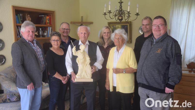 Pfarrer Hubert Bartel (rechts) und Zweiter Bürgermeister Erich Sperber gratulierten Christoph August Daubner zum 90. Geburtstag. Der Jubilar ist ein begnadeter Schnitzer und arbeitet an einer 90 Zentimeter großen Figur des Heiligen Petrus. Bild: fz