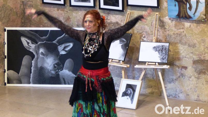 Bärbel Rösch eröffnete die Osterausstellung der Vereins „KunterbunteKastlerKunst“ mit einem orientalischen Tanz im American Tribal Style. Bild: Josef Piehler
