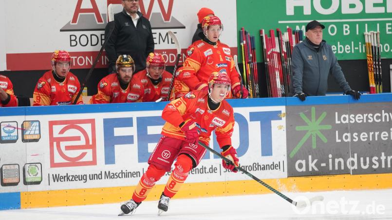 Georg Thal (vorne) wechselt vom ESV Kaufbeuren zu den Blue Devils Weiden. Bild: Benjamin Lahr