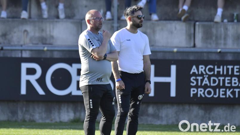 Trainer Markus Kipry (links) und Sportlicher Leiter Erdal Izmire tüfteln derzeit am Masterplan, um die DJK Gebenbach in der Bayernliga zu halten. Bild: Hubert Ziegler