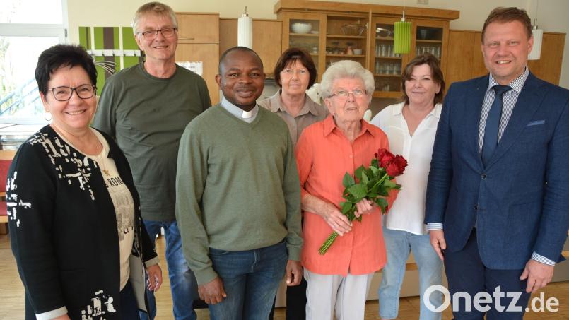 90. Geburtstag feierte Berta Zeinz (Dritte von rechts). Mit im Bild die Gratulanten, (von links) Einrichtungsleiterin Mihaela Grundler, Schwiegersohn Ludwig Wenisch, Pfarrvikar Luke Eze, die Töchter Elisabeth und Christine sowie Bürgermeister Stefan Grillmeier. Bild: jr
