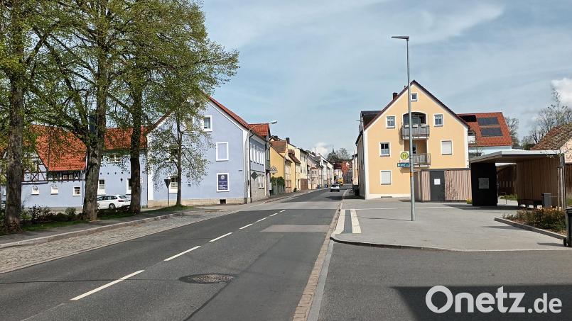 Für etwa ein halbes Jahr soll die Bahnhofstraße komplett gesperrt werden. Spätestens zum Weihnachtsmarkt sollen die Baumaschinen aber weggerollt sein. Bild: bjp