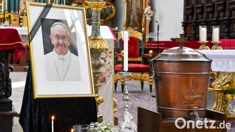 In der Amberger Pfarrkirche St. Georg können Gläubige ihre Trauer um Papst Franziskus zum Ausdruck bringen. Bild: Petra Hartl