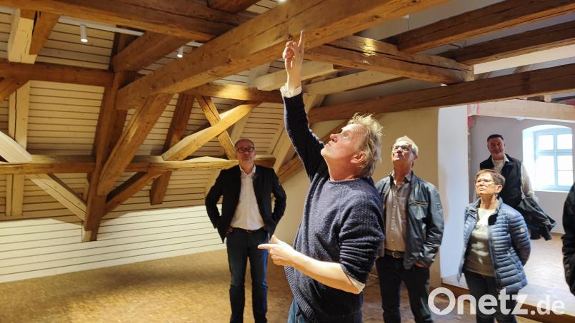 Architekt Gabór Freivogel (vorne) erläutert den Mitgliedern des Bauausschusses und interessierten Besuchern die Dachkonstruktion im Bürgersaal. Bild: luk