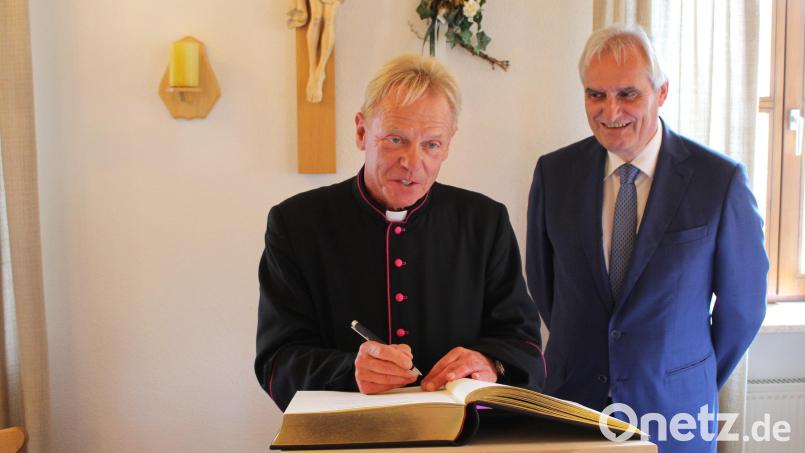 Domvikar Harald Scharf beim Eintrag ins Goldene Buch der Gemeinde Ebnath im Jahr 2019. Archivbild: soj