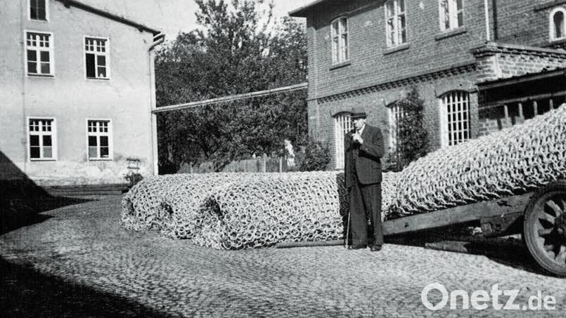 Firmenbesitzer Ludwig Mehler vor den gefertigten Torpedonetz im Hof der Firma Mehler. In der Folge sollte er sich auch noch zum Spezialisten für Tabakmischungen entwickeln. Bild: Archiv Fa. Mehler