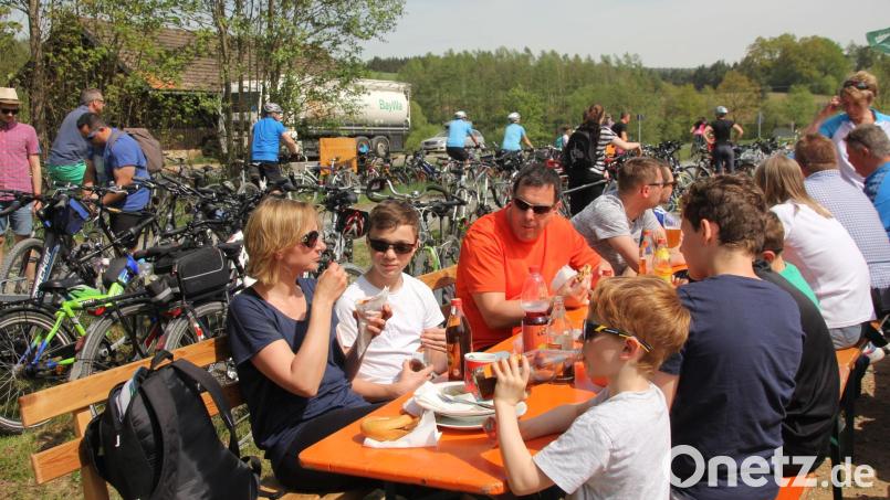 Radeln mit der Familie oder Freunden sowie eine gemütlich Einkehr, wie hier am Vereinsstodl Pertolzhofen, bietet der Radlersonntag am 27. April. Gleich elf Stationen laden von Wölsendorf bis Stadlern zu einer Pause ein. Archivbild: frd