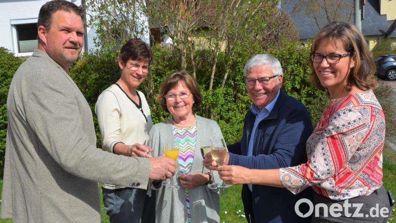 85. Geburtstag feierte am Mittwoch Hermann Pöhlmann. Im Bild (von links) Bürgermeister Stephan Schübel, Nichte Helga, Gattin Jutta mit Jubilar Hermann Pöhlmann sowie Iris Zeitler vom TSV. Bild: jr