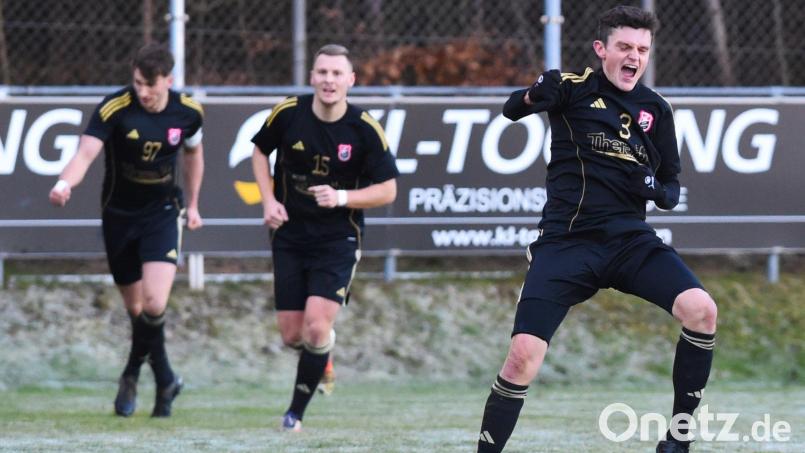 Spielertrainer Benjamin Urban (rechts) kommt derzeit aus dem Jubeln nicht mehr raus: Der SC Luhe-Wildenau ist seit sieben Spielen ungeschlagen und ist ein heißer Kandidat für die Relegationsspiele zur Bayernliga. Archivbild: G. Büttner