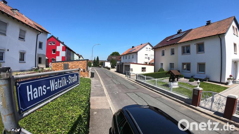 Auch künftig wird die Wohnstraße am Loderhof den Namen des NS-Dichters Hans Watzlik tragen – jedoch mit einem Zusatzschild, das auf seine völkisch-rassistische Gesinnung hinweist. Archivbild: Petra Hartl