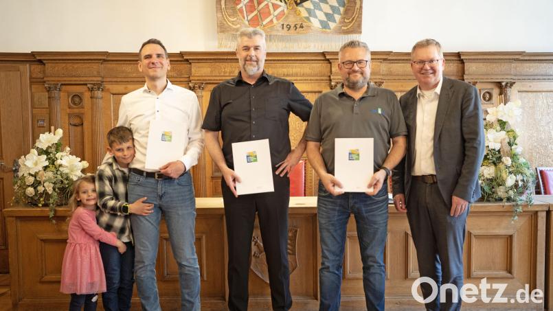 Markus Jokiel (Zweiter von rechts), Geschäftsführer der Firma Jokiel GmbH, André Vales (Zweiter von links), Geschäftsführer von PIA Automation Amberg, und Philipp Wondra (links), Inhaber von Wondra EDV, wurden für die Leistungen ihrer Unternehmen im Bereich des Umwelt- und Klimaschutzes ausgezeichnet. Oberbürgermeister Michael Cerny (rechts) überreichte die entsprechenden Urkunden. Bild: Thomas Graml/Stadt Amberg