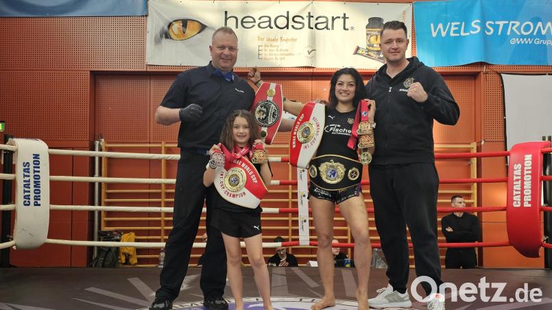 Von links: Manuel Wolpert (Hauptkampfrichter Ringsport), Mila Wurster, Jenny Wurster und Erich Aul (Coach). Die beiden Schwestern erzielten bei der Austrian State Championship starke Ergebnisse. Bild: Amelie Och