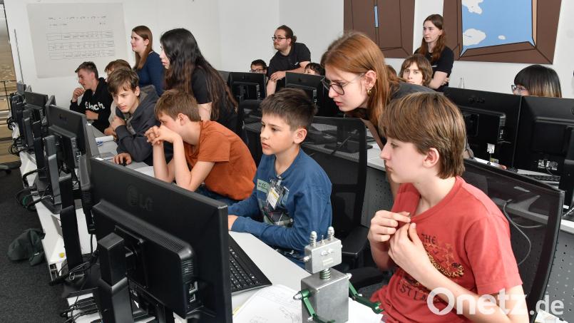 Am Computer entwerfen die Jungen und Mädchen ihren Roboter. Unterstützung bekommen sie dabei von Auszubildenden. Bild: Petra Hartl
