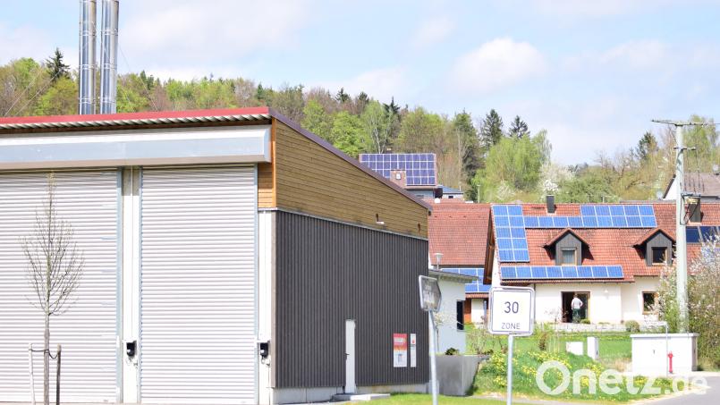 Um die kommunale Wärmeplanung ging es im Gemeinderat Illschwang. Unter anderem mit der Hackschnitzelheizung im Südwesten des Orts ist schon eine Grundlage gelegt. Bild: no