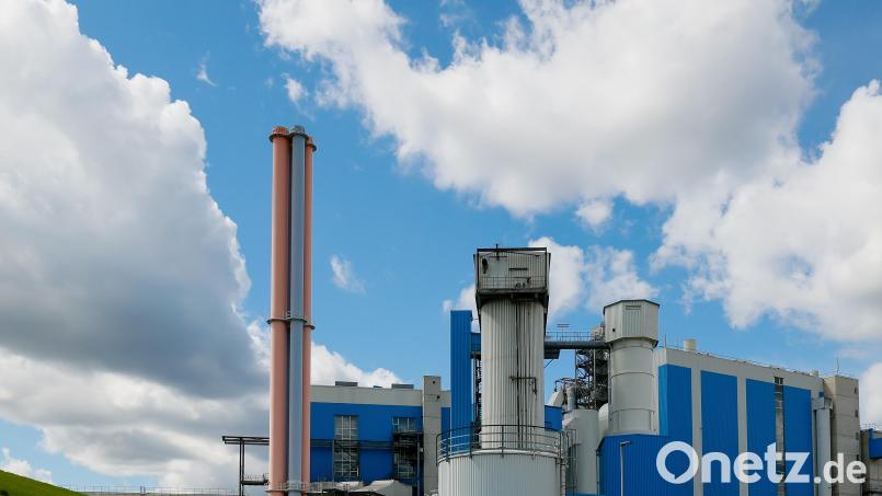 Aus den Kaminen des Müllkraftwerks Schwandorf steigen pro Jahr etwa 450.000 Tonnen Kohlendioxid in die Atmosphäre, rund 210.000 Tonnen davon aus fossiler Quelle. Bild: Hösamer