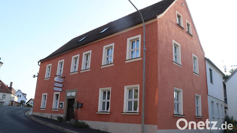 Wer kauft diesen leerstehenden Gasthof`? Wenn es nach den Stadtverantwortlichen geht nicht der &quot;Dritte Weg&quot;. Bild: vlu