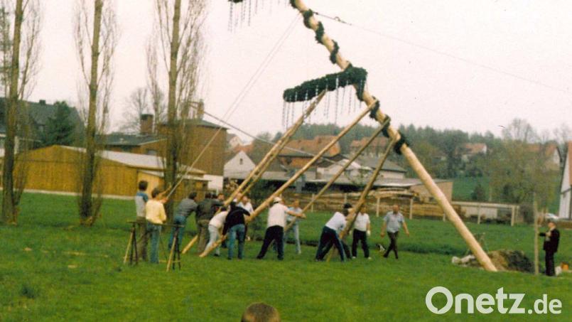 Aufstellen des Maibaums 1987 auf einer Wiese an der Wondreb in Waldsassen. Im Vordergrund Michael und Gerald Riederer (von links). Archivbild: Lydia Riederer/exb