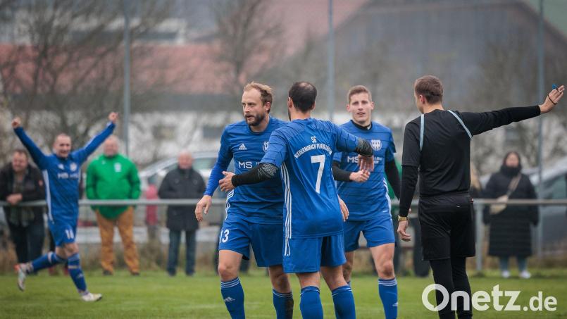 Andreas Prey (Zweiter von links/Szene aus einem früheren Spiel) und die SG Niedermurach/Pertolzhofen haben am Sonntag gegen den SV Diendorf fast schon die letzte Chance auf den Klassenerhalt. Archivbild: Günter Uschold
