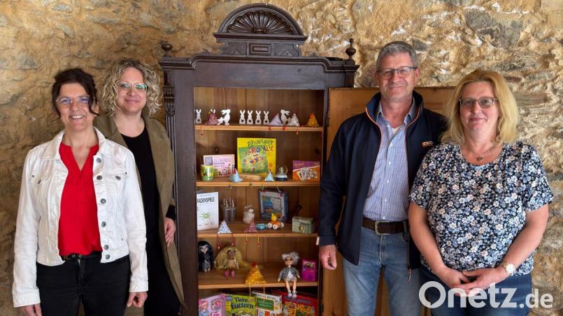 Michaela Günthner und Melanie Wenisch (von links) vom Schafferhof-Team sowie (von rechts) Familienbeauftragte Andrea Schwägerl und Uwe Rosner vom Förderverein Schafferhof vor dem „Hinundmit“-Schrank. Bild: Johanna Wenisch/exb