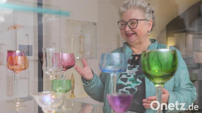 Museumsführerin Cornelia Platz führt durch die neue Dauerausstellung mit Glas, Steingut und Porzellan im Bergbau- und Industriemuseum im Kulturschloss Theuern. Bild: Wolfgang Steinbacher
