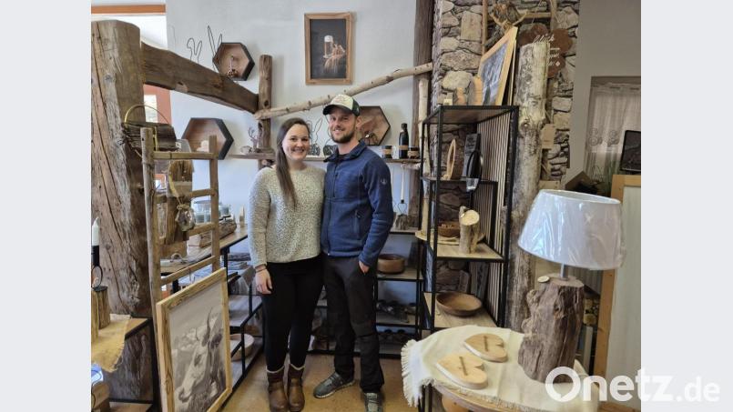 Susanne Hartmann mit Ehemann Christian in ihrem kleinen Laden in Erbendorf. Bild: Lowak