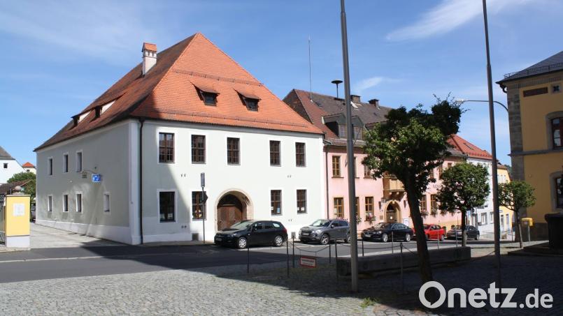 Zu den in der Pressather Bürgerversammlung angesprochenen Themen zählte auch die Zukunft der Stadt- und Pfarrbücherei. Diese soll aus dem zu klein gewordenen Dostlerhaus-Domizil (links) ins geplante Bürger- und Kulturhaus an der Reinwaldstraße umziehen. Bild: bjp