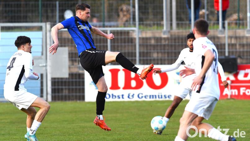 Josef Rodler (Zweiter von links) kehrt im Spiel gegen Hof wieder in den Kader der SpVgg SV weiden zurück. Bild: G. Büttner