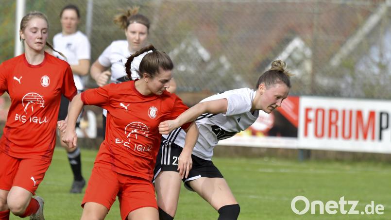 Anna Luschner (Mitte) und Mathilda Lacher (links) steht mit den Fußballerinnen des TSV Theuern eine harte Englische Woche bevor. Lacher kehrt nach einem Auslandsaufenthalt in den Kader zurück. Archivbild: Hubert Ziegler