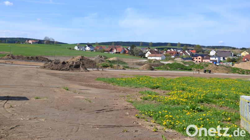 In diesem Bereich des Bebauungsplanes „Steinling III“ könnte es bei Starkregen zu Überschwemmungen kommen. Der Marktgemeinderat genehmigt deshalb den Bau eines Rückhaltebauwerkes, um dem vorzubeugen. Bild: gi