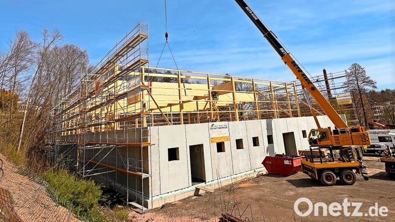 Bis zum Herbst wird die neue Tennishalle am Von-Cramm-Weg in Marktredwitz fertig. Bild: Matthias Bäumler/fph