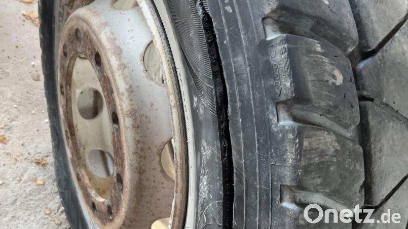 Beim Aufpumpen platzte ein Lkw-Reifen. Durch die Druckwelle wurde ein 64-Jähriger schwer verletzt. Bild: PI Schwandorf/exb
