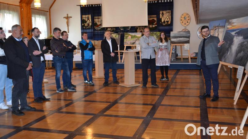 Die ersten Gäste bestaunen bei der Ausstellungseröffnung im Moosbacher Rathaus eines der Bilder Simon Süß&#039;. Bild: gi