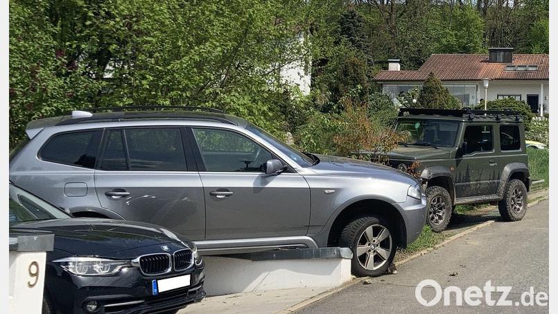 Eine Seniorin stellte ihren BMW an einer abschüssigen Stelle ab. Der Pkw rollte los. Bild: PI Neustadt a.d.Waldnaab, Franz, PHK