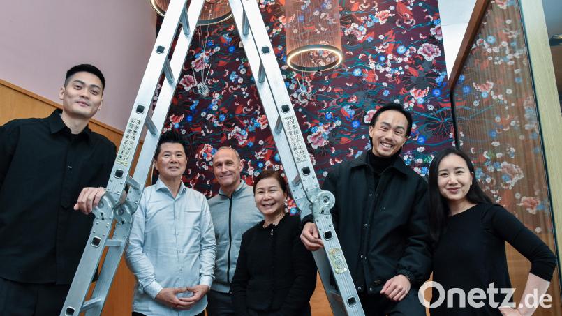 Das Team (von links), das neben gehobener asiatischer Küche auch Geselligkeit und Langlebigkeit verspricht: Geschäftsführer Tuan Ngo, Itamae Atsukito Suzuki, Innenarchitekt Peter Schieder, Lyly Ngyen, Teamleitung Nam Ngyen und Pressebeauftragte Nganguyen Ngyen. Bild: Stephan Huber