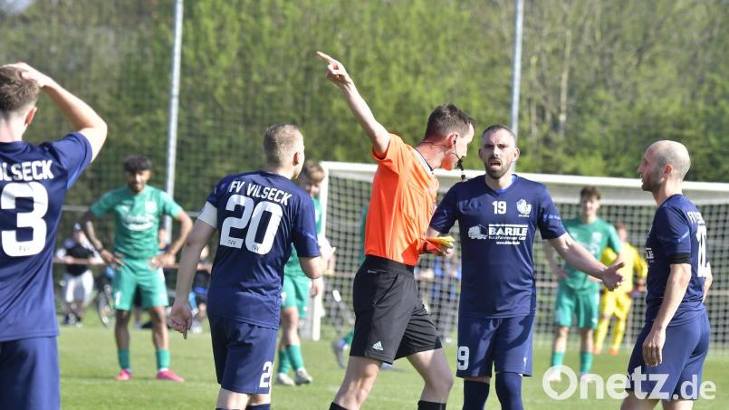 Der FV Vilseck (blaue Trikots) steht in der Tabelle zwar auf einem Relegationsrang, muss durch eine Regelung des BFV momentan allerdings mit dem direkten Abstieg rechnen. Archivbild: Hubert Ziegler