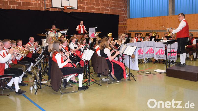 Die Blaskapelle St. Ägidius Schmidmühlen hatte zum Konzert eingeladen. Es dirigierte Dr. Christian Bäuml. Bild: bö