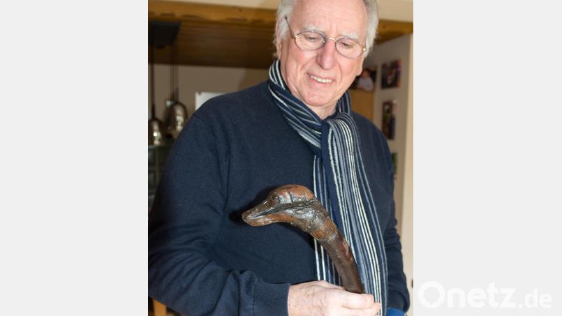 Rainer Ernst mit dem &quot;Wachsteck&#039;n&quot; der Feuerwehr Thanhausen, den er zum 150. Jubiläum der Wehr wieder in deren Obhut übergeben will. Bild: Thomas Sporrer