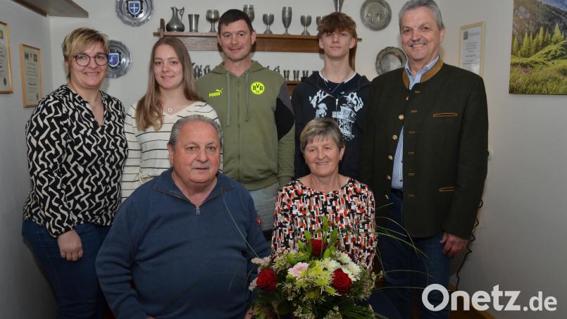 Waltraud und Johann Preßl sind seit 50 Jahren glücklich verheiratet und feierten jetzt dankbar Goldene Hochzeit. Sohn Stefan mit seiner Familie ist der ganze Stolz des Paares. Bürgermeister Andreas Wutzlhofer (rechts) wünschte dem Jubelpaar viel Gesundheit und noch viele weitere glückliche Jahre. Bild: dob